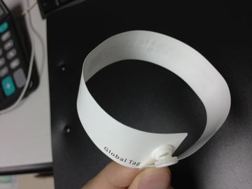 Προσαρμοσμένη UHF μίας χρήσης έξυπνη ετικέττα PVC Wristband Rfid Wristband Rfid
